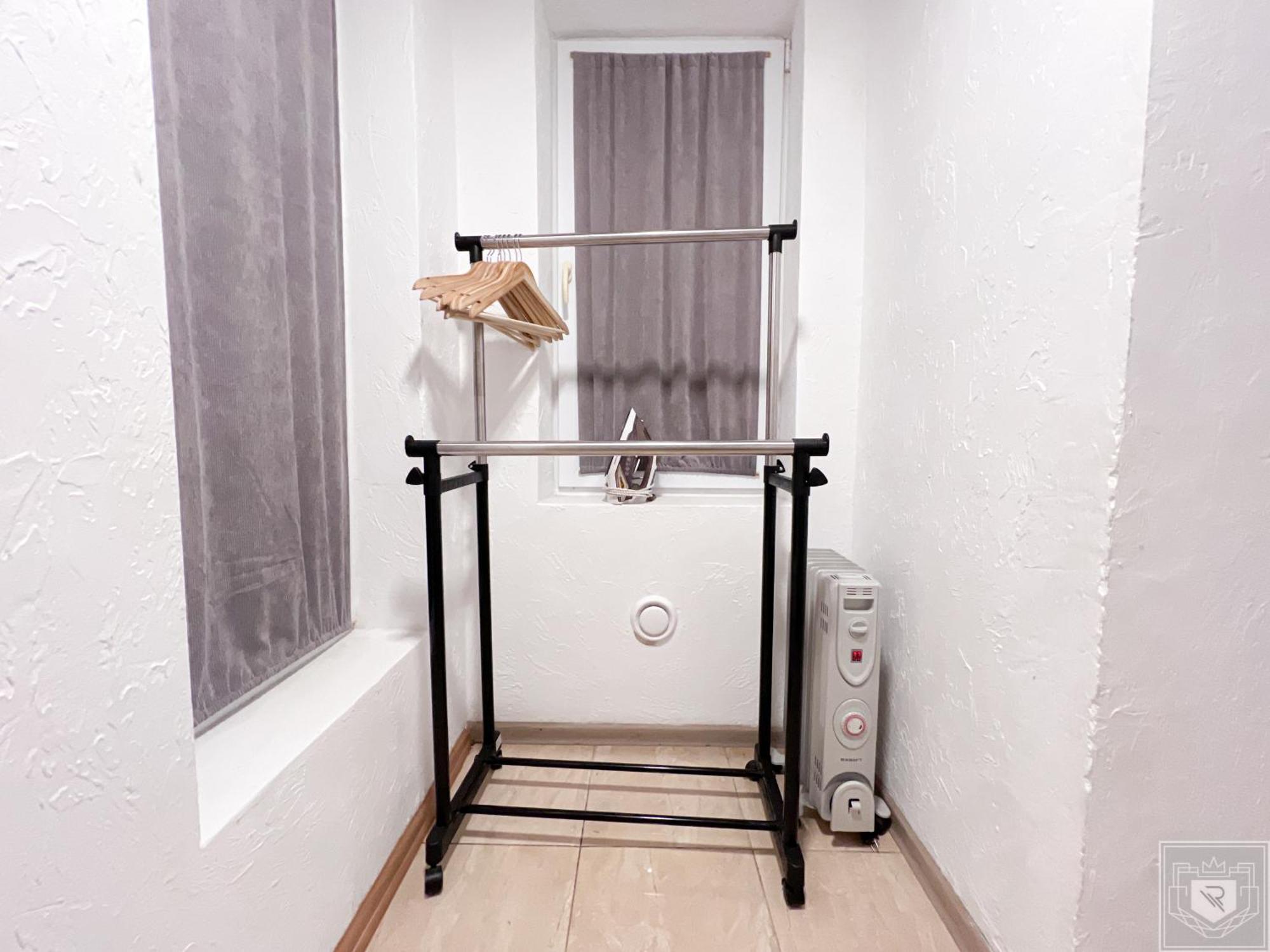 Renthouse Gates #4 Apartment