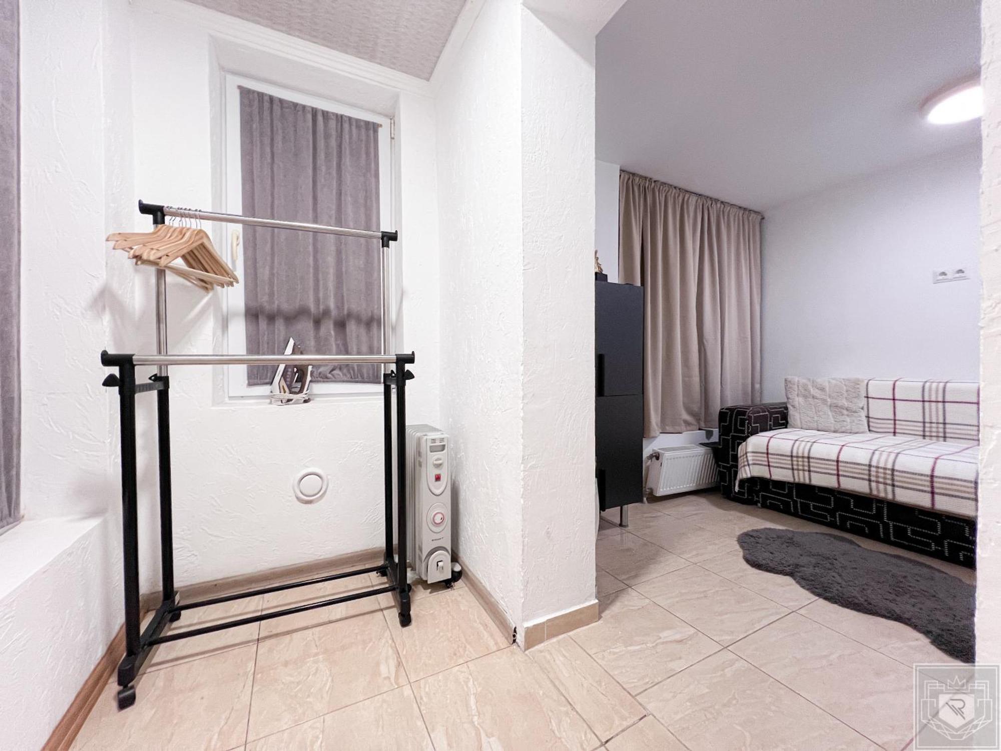 Renthouse Gates #4 Apartment
